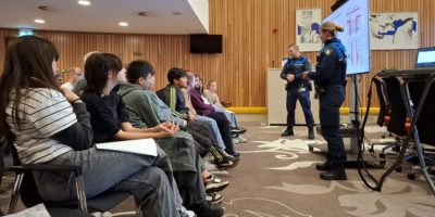 Leerlingen groep 8 van OBS Prins Willem-Alexanderschool presenteren plannen voor verkeersveiligheid aan wethouder en gemeente ambtenaren