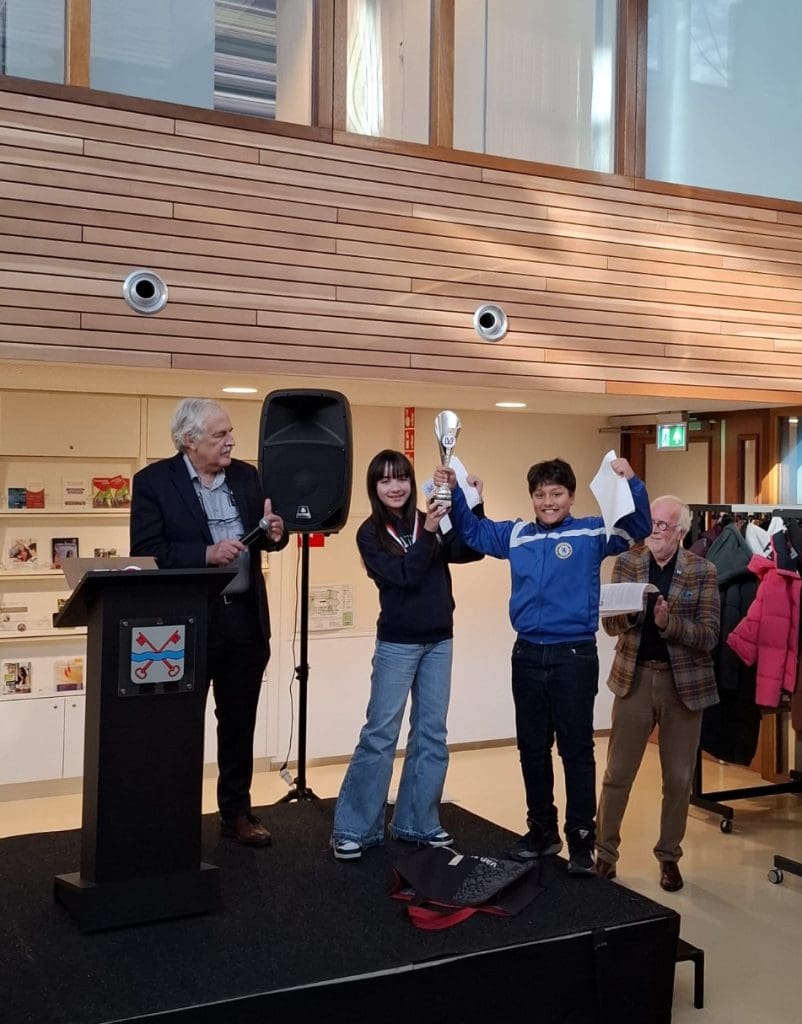 Basisschool Prins Willem-Alexander wint schoolprijs bij 4e Groot Leiderdorps Dictee – leerlingen PWA en KJS behalen 1e en 2e plaats 