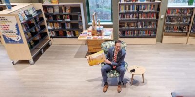 Burgemeester Peter Heijkoop leest voor in Bibliotheek Stevenshof aan kinderen van OBS Anne Frank én BSO SPL